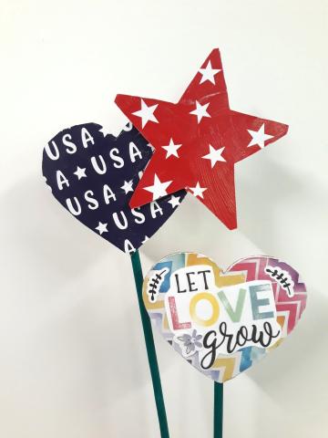 Image of the craft featuring painted wood palates either a heart or a star, with USA written or mini stars. 
