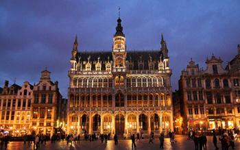 Image of an iconic building in Brussels, Belgium lit up at night. 
